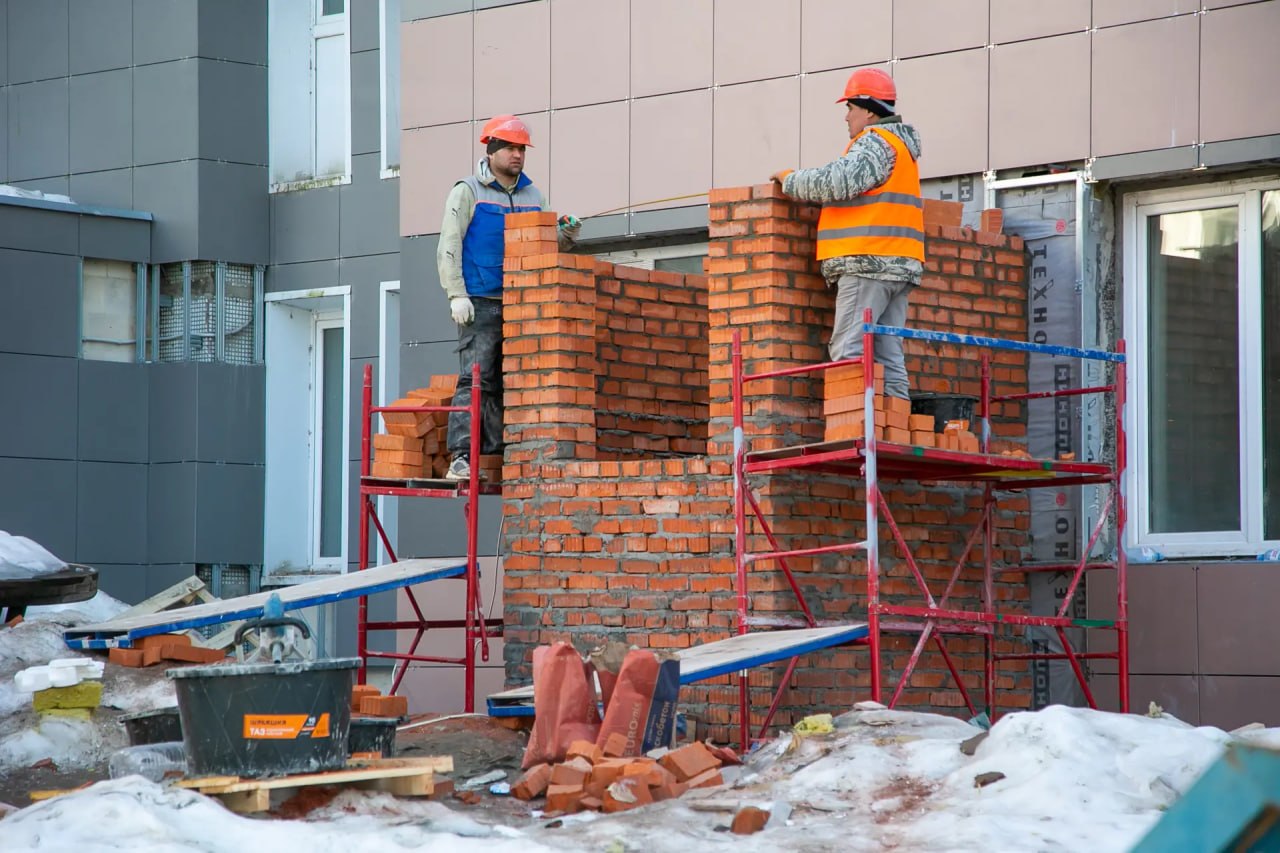 На территории больничного городка в Озерах продолжается капитальный ремонт пятиэтажного лечебного корпуса, в котором жители получают стационарную медицинскую помощь На территории больничного городка в Озерах продолжается капитальный ремонт пятиэтажного лечебного корпуса, в котором жители получают стационарную медицинскую помощь