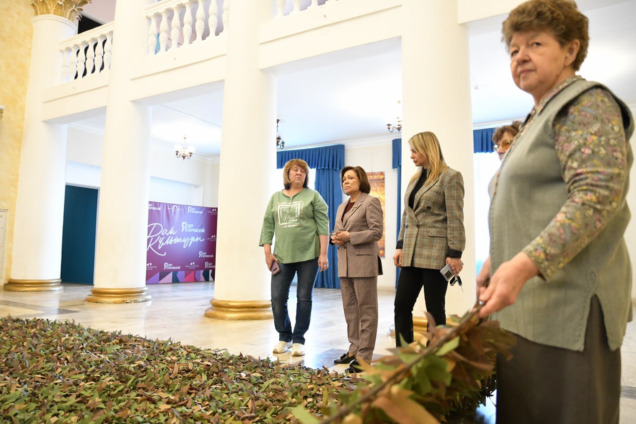 Депутат Государственной Думы Ирина Роднина передала материалы для плетения маскировочных сетей мастерицам в Яхроме