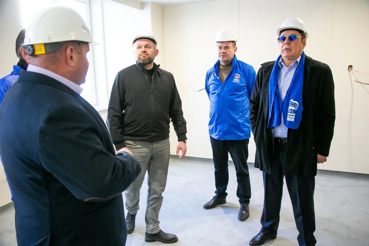 На территории больничного городка в Озерах продолжается капитальный ремонт пятиэтажного лечебного корпуса, в котором жители получают стационарную медицинскую помощь