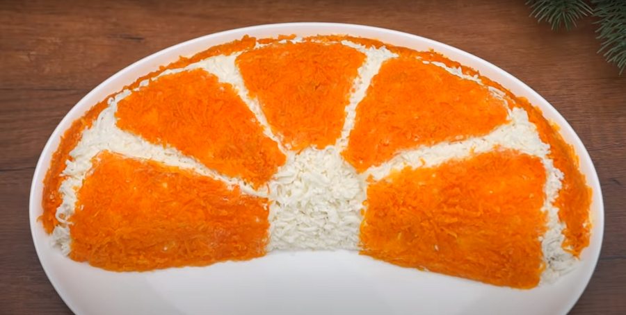 Неповторимый новогодний салат с ярким акцентом