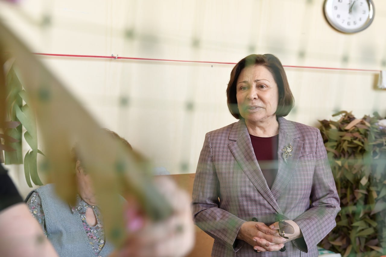 Депутат Государственной Думы Ирина Роднина передала материалы для плетения маскировочных сетей мастерицам в Яхроме Депутат Государственной Думы Ирина Роднина передала материалы для плетения маскировочных сетей мастерицам в Яхроме