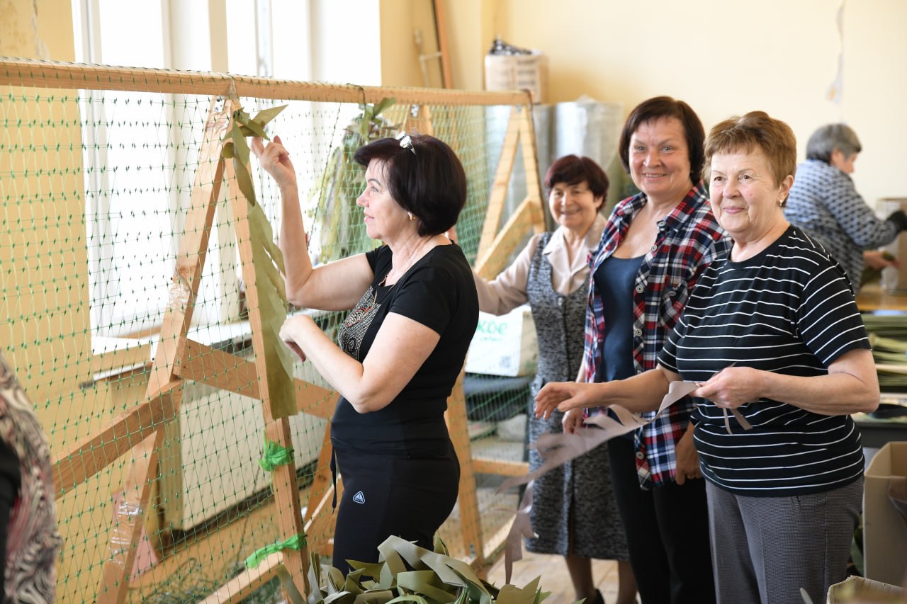 Депутат Государственной Думы Ирина Роднина передала материалы для плетения маскировочных сетей мастерицам в Яхроме Депутат Государственной Думы Ирина Роднина передала материалы для плетения маскировочных сетей мастерицам в Яхроме
