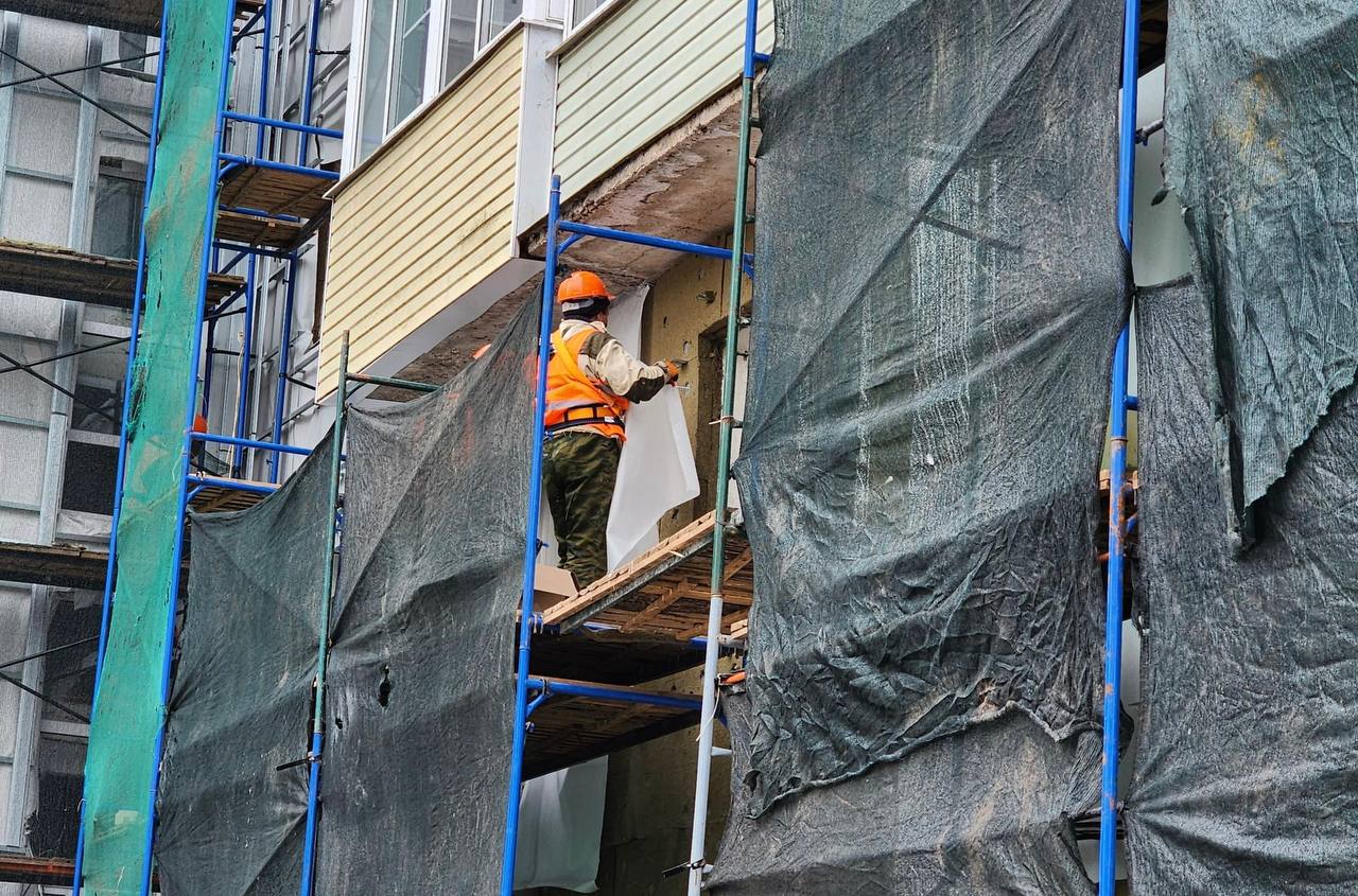 На улице 1 Мая в Краснозаводске специалисты подрядной организации Фонда капитального ремонта проводят ремонт фасада дома №39 с применением навесной системы с утеплением На улице 1 Мая в Краснозаводске специалисты подрядной организации Фонда капитального ремонта проводят ремонт фасада дома №39 с применением навесной системы с утеплением