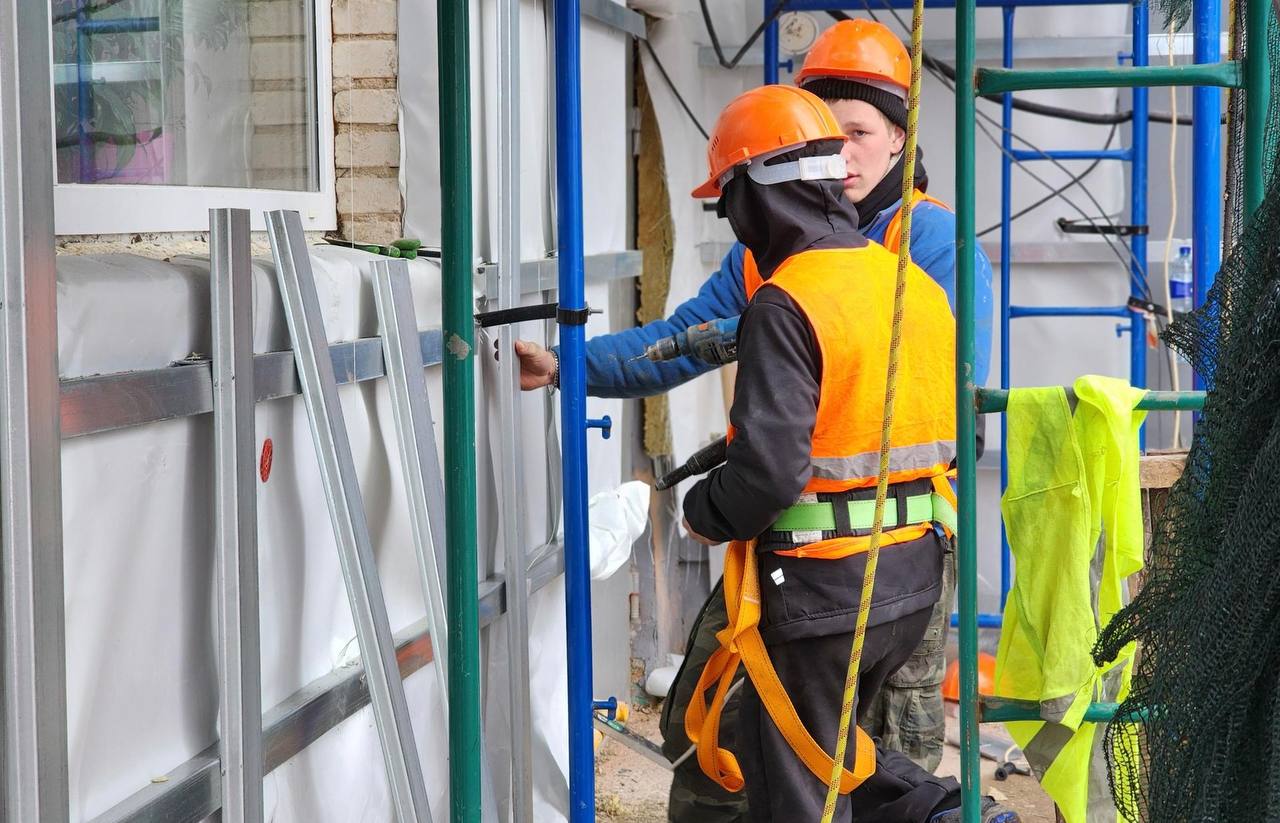 На улице 1 Мая в Краснозаводске специалисты подрядной организации Фонда капитального ремонта проводят ремонт фасада дома №39 с применением навесной системы с утеплением На улице 1 Мая в Краснозаводске специалисты подрядной организации Фонда капитального ремонта проводят ремонт фасада дома №39 с применением навесной системы с утеплением