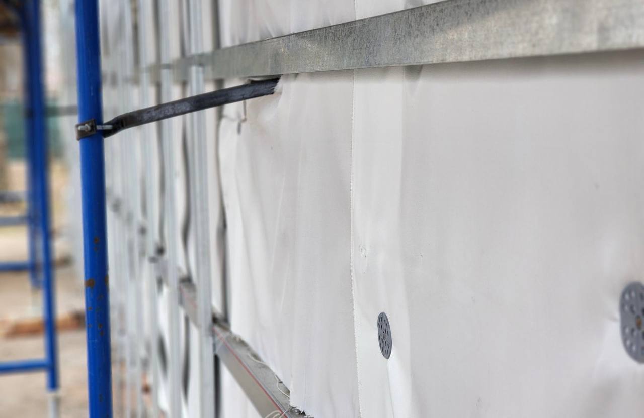 На улице 1 Мая в Краснозаводске специалисты подрядной организации Фонда капитального ремонта проводят ремонт фасада дома №39 с применением навесной системы с утеплением На улице 1 Мая в Краснозаводске специалисты подрядной организации Фонда капитального ремонта проводят ремонт фасада дома №39 с применением навесной системы с утеплением