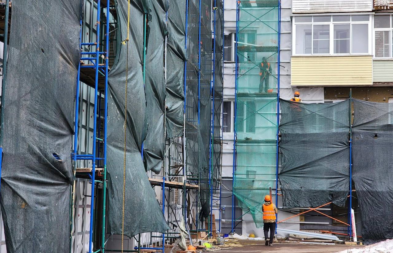 На улице 1 Мая в Краснозаводске специалисты подрядной организации Фонда капитального ремонта проводят ремонт фасада дома №39 с применением навесной системы с утеплением