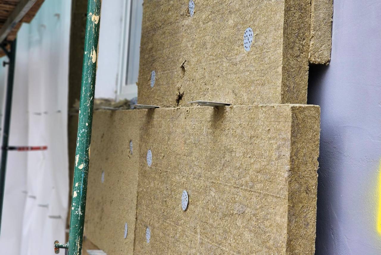 На улице 1 Мая в Краснозаводске специалисты подрядной организации Фонда капитального ремонта проводят ремонт фасада дома №39 с применением навесной системы с утеплением На улице 1 Мая в Краснозаводске специалисты подрядной организации Фонда капитального ремонта проводят ремонт фасада дома №39 с применением навесной системы с утеплением