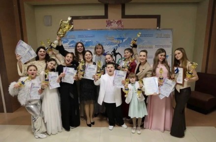 Образцовая студия эстрадного вокала «Лира» из Дворца культуры «Россия» стала лучшей среди всех участников международного турнира искусств «Славься, Отечество»
