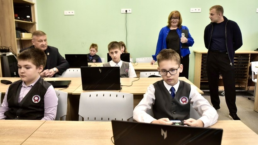 Школьники Солнечногорска научили управлять дроном чемпиона! Школьники Солнечногорска научили управлять дроном чемпиона!