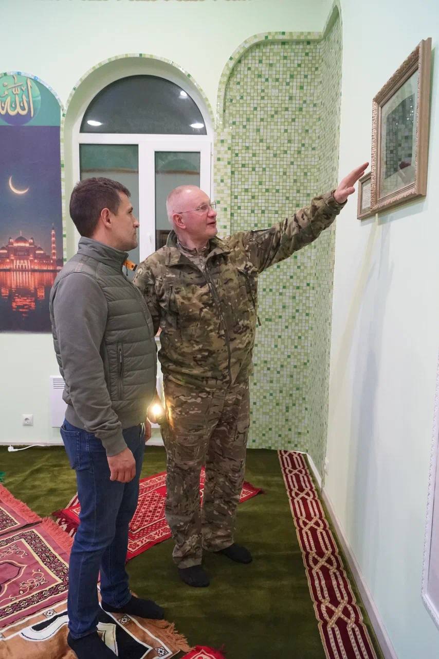 Станислав Каторов: В Луганске вместе с начальником Межрайонной инспекции Федеральной налоговой службы №14 Павлом Игоревичем Шагиным посетили подразделение Таманской дивизии Станислав Каторов: В Луганске вместе с начальником Межрайонной инспекции Федеральной налоговой службы №14 Павлом Игоревичем Шагиным посетили подразделение Таманской дивизии