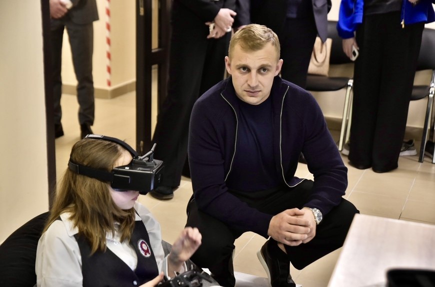 Школьники Солнечногорска научили управлять дроном чемпиона! Школьники Солнечногорска научили управлять дроном чемпиона!