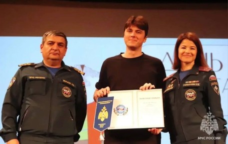 Студентам МГУ вручены награды МЧС России за спасение детей