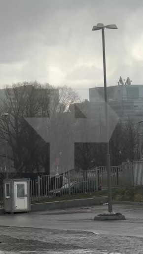 Град вместе с дождем барабанят на юге Москвы