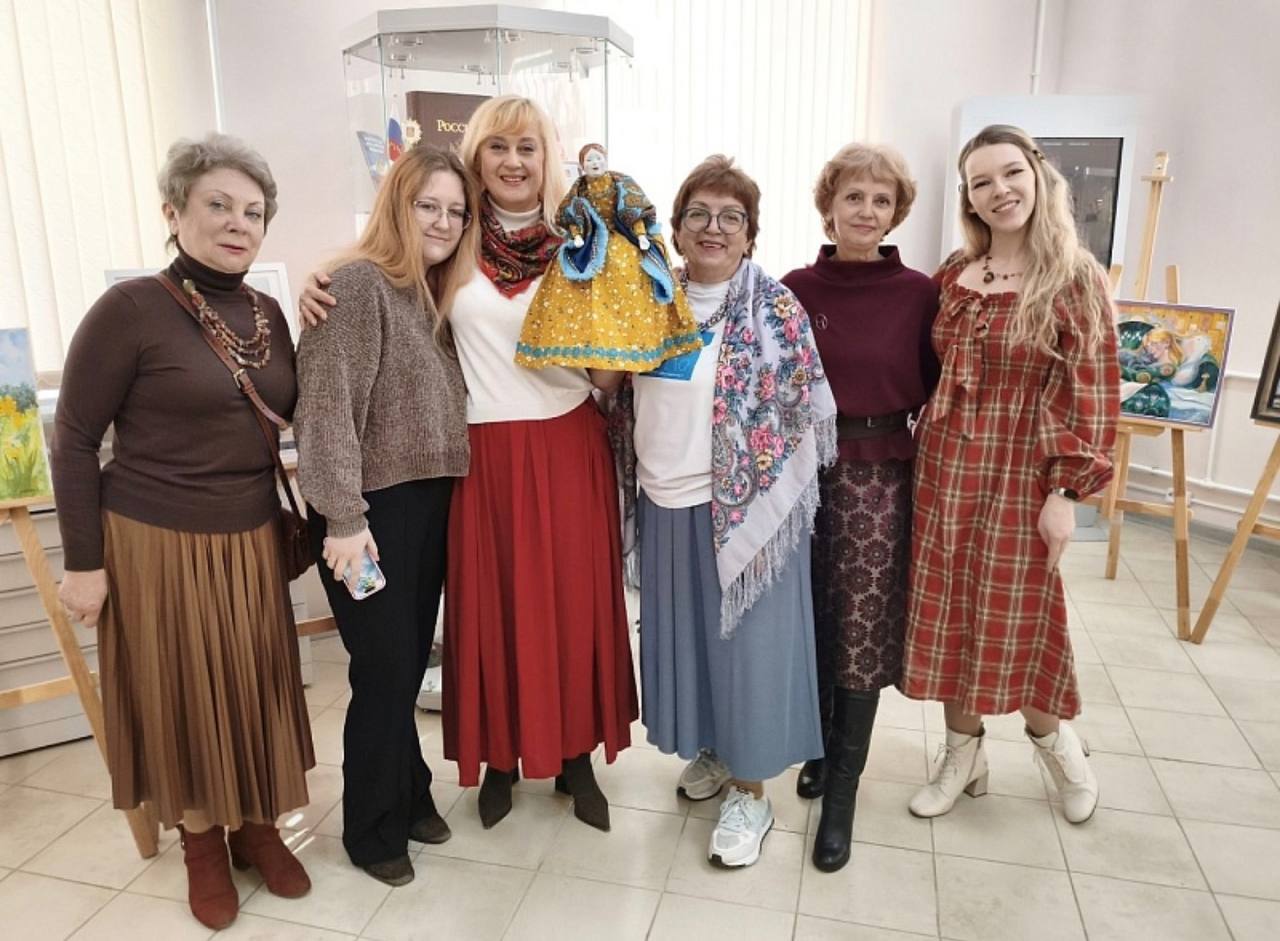 В Отделе краеведения Центральной библиотеки имени Инны Гофф состоялась встреча с творческим союзом воскресенских художников «АРТ-движение», приуроченная к 4-летию со Дня образования коллектива В Отделе краеведения Центральной библиотеки имени Инны Гофф состоялась встреча с творческим союзом воскресенских художников «АРТ-движение», приуроченная к 4-летию со Дня образования коллектива