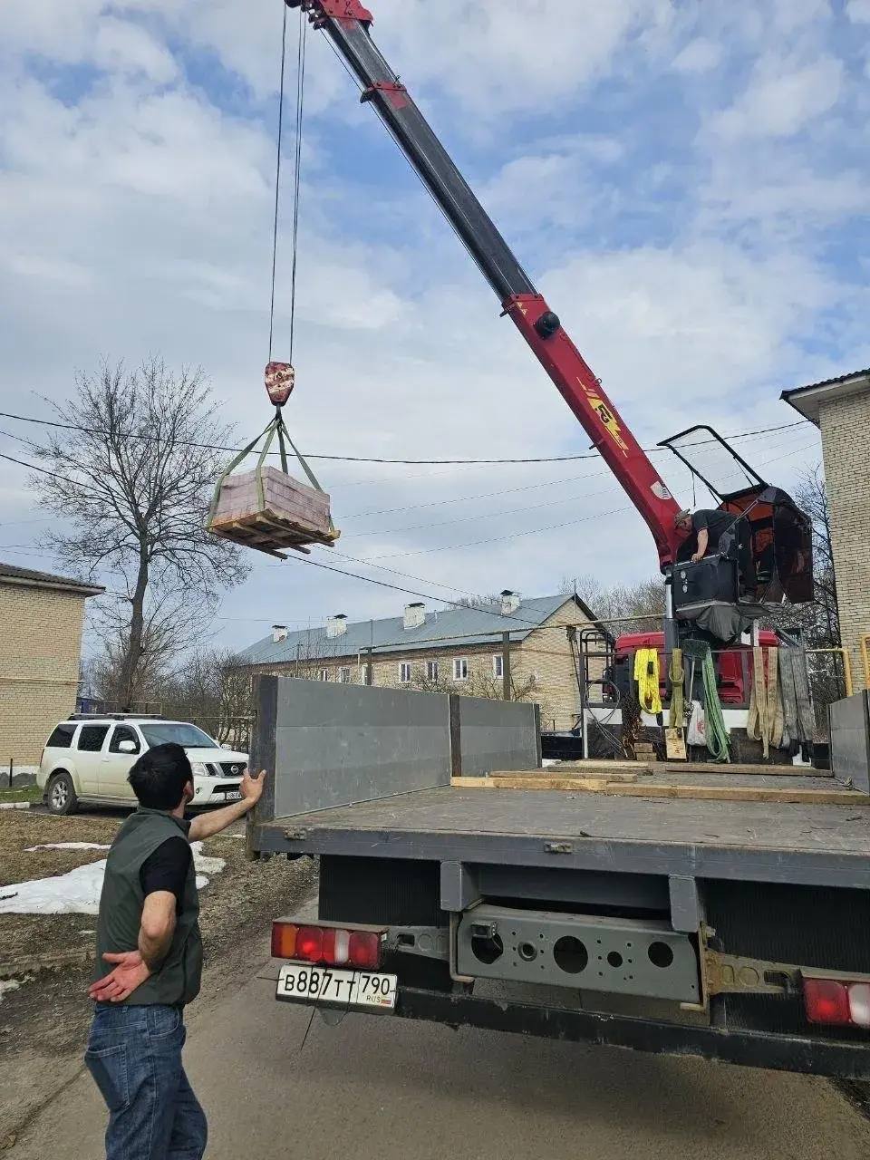 Дому на Знаменской, 14 в с. Лобаново в этом году стукнет 52 года! И мы не могли оставить именинника без подарка Дому на Знаменской, 14 в с. Лобаново в этом году стукнет 52 года! И мы не могли оставить именинника без подарка