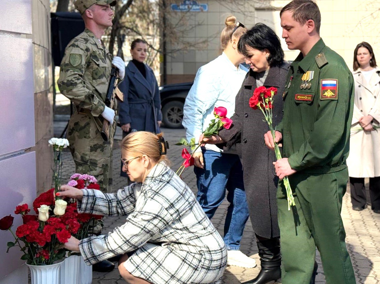 В Электростали торжественно открыли мемориальную доску в память о погибшем в ходе СВО Денисе Варлыгине В Электростали торжественно открыли мемориальную доску в память о погибшем в ходе СВО Денисе Варлыгине