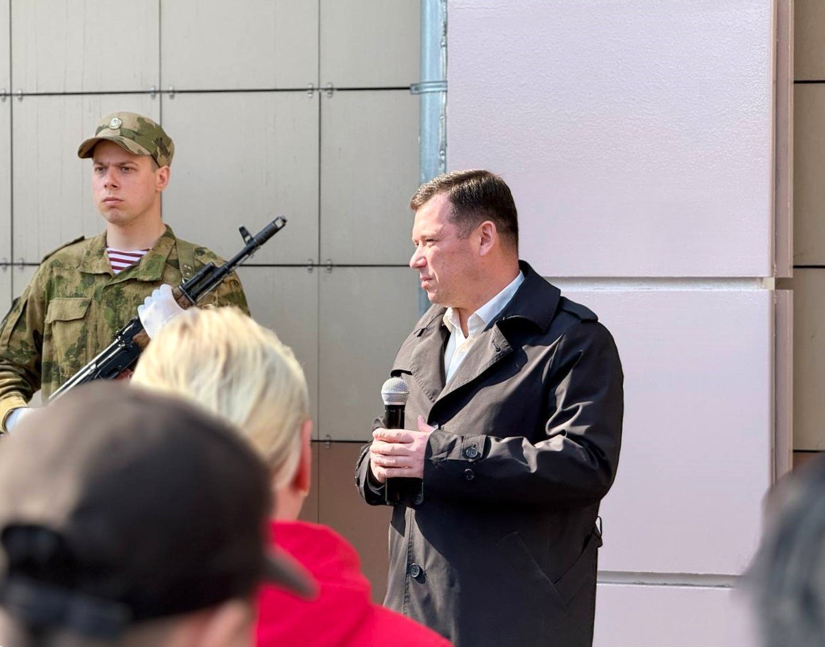 В Электростали торжественно открыли мемориальную доску в память о погибшем в ходе СВО Денисе Варлыгине В Электростали торжественно открыли мемориальную доску в память о погибшем в ходе СВО Денисе Варлыгине
