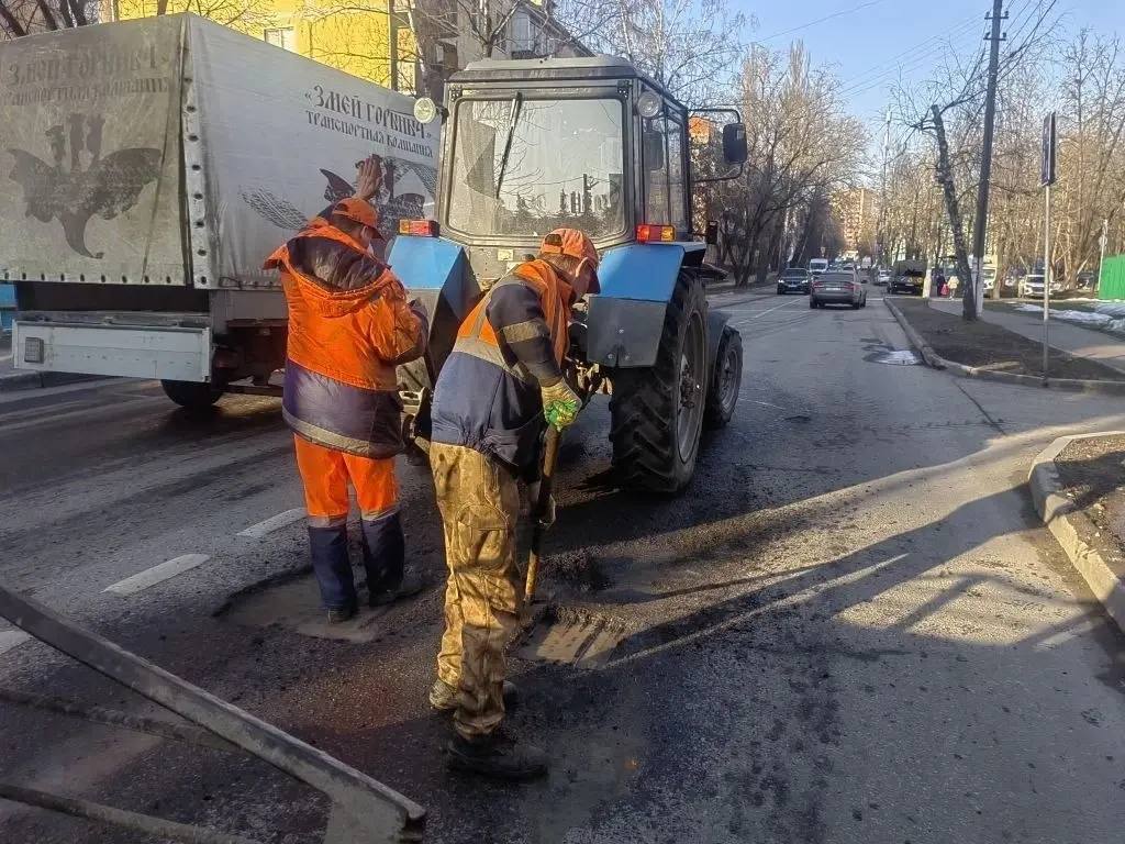 Более 4 тысяч ям ликвидировали на дорогах Люберец с начала весны Более 4 тысяч ям ликвидировали на дорогах Люберец с начала весны