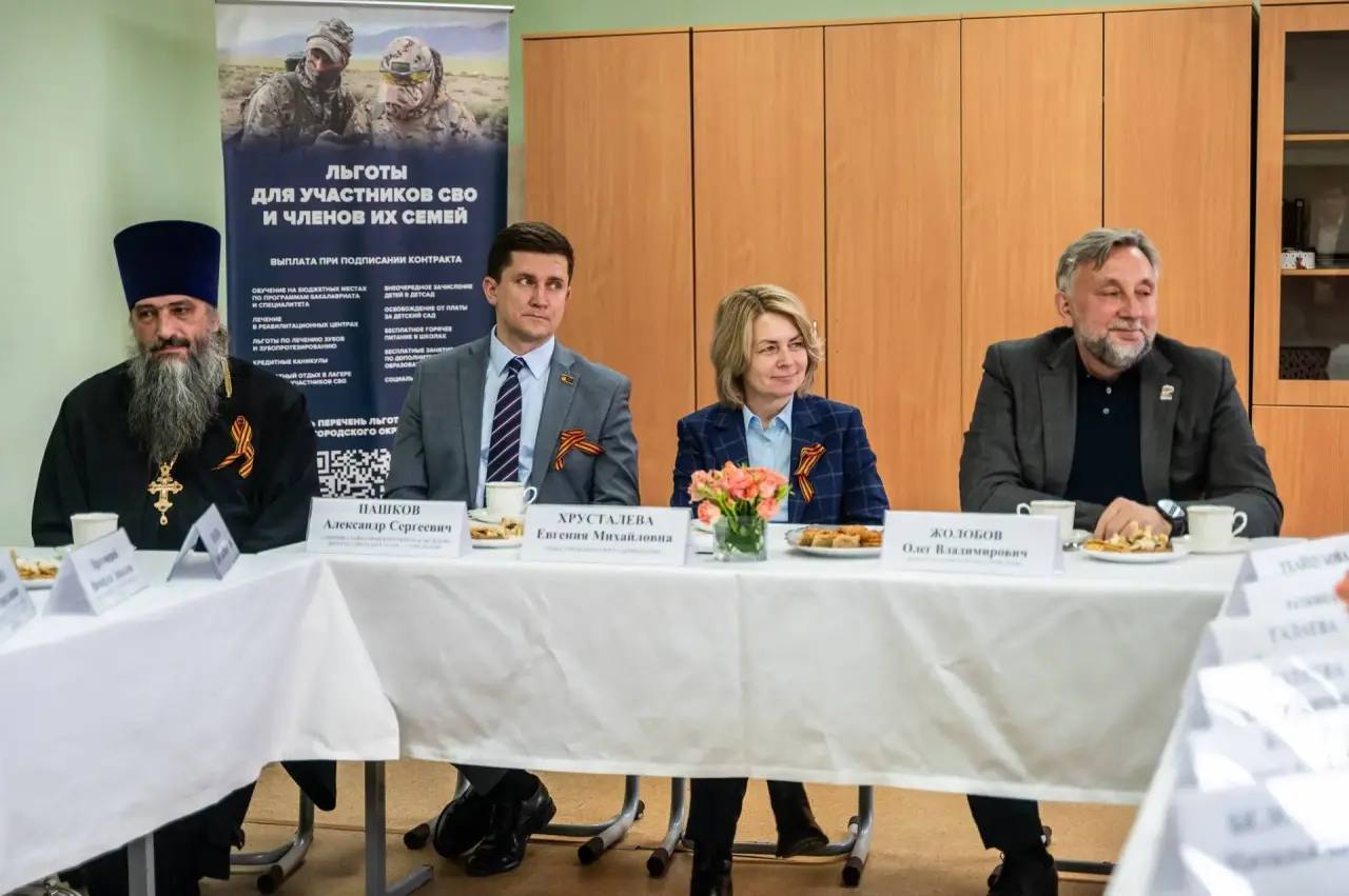 Два фронта одной силы: они учат детей и поддерживают героев Два фронта одной силы: они учат детей и поддерживают героев