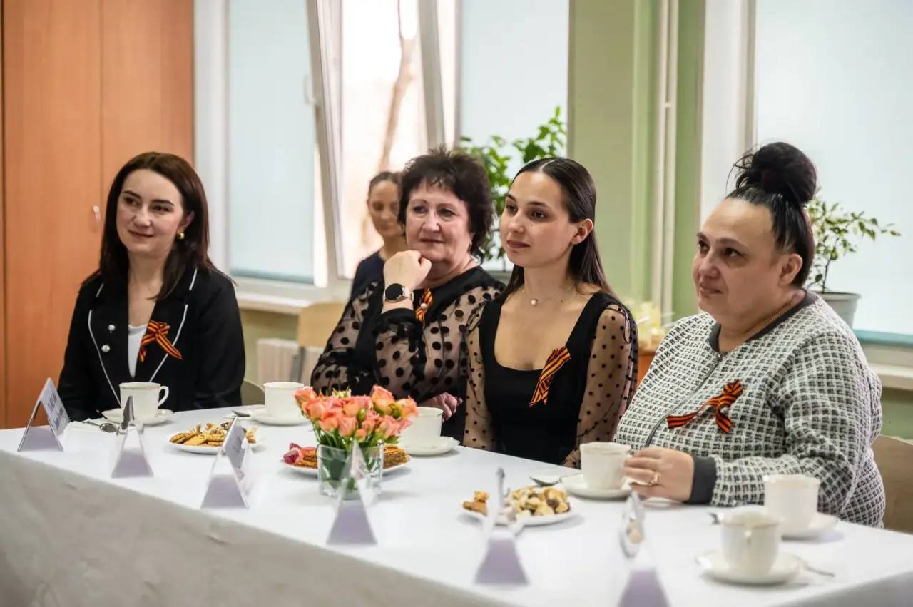 Два фронта одной силы: они учат детей и поддерживают героев Два фронта одной силы: они учат детей и поддерживают героев