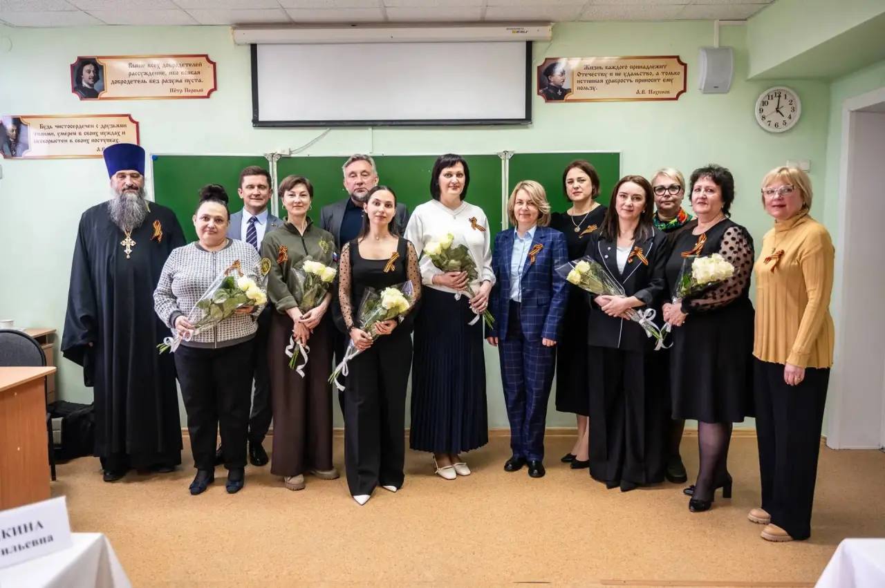 Два фронта одной силы: они учат детей и поддерживают героев