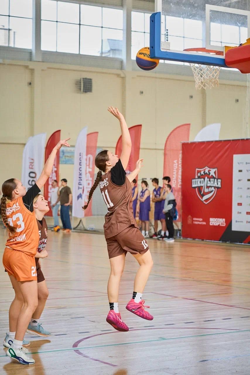 В Подмосковье прошли соревнования областного этапа четырех дивизионов Школьной лиги Московской области баскетболу 3х3, сообщает пресс-служба министерства физической культуры и спорта Подмосковья В Подмосковье прошли соревнования областного этапа четырех дивизионов Школьной лиги Московской области баскетболу 3х3, сообщает пресс-служба министерства физической культуры и спорта Подмосковья