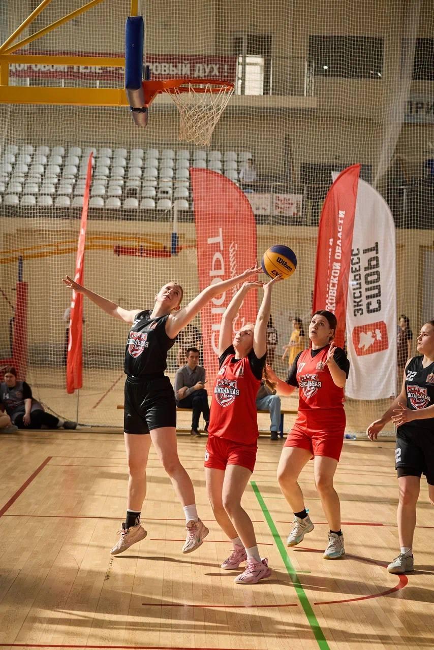 В Подмосковье прошли соревнования областного этапа четырех дивизионов Школьной лиги Московской области баскетболу 3х3, сообщает пресс-служба министерства физической культуры и спорта Подмосковья