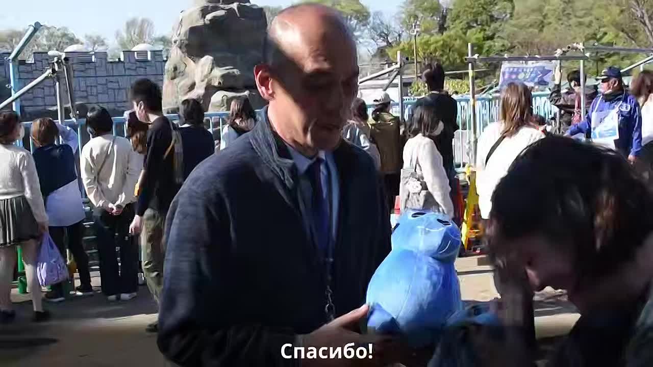 Московский зоопарк передал игрушку для макака Панчи