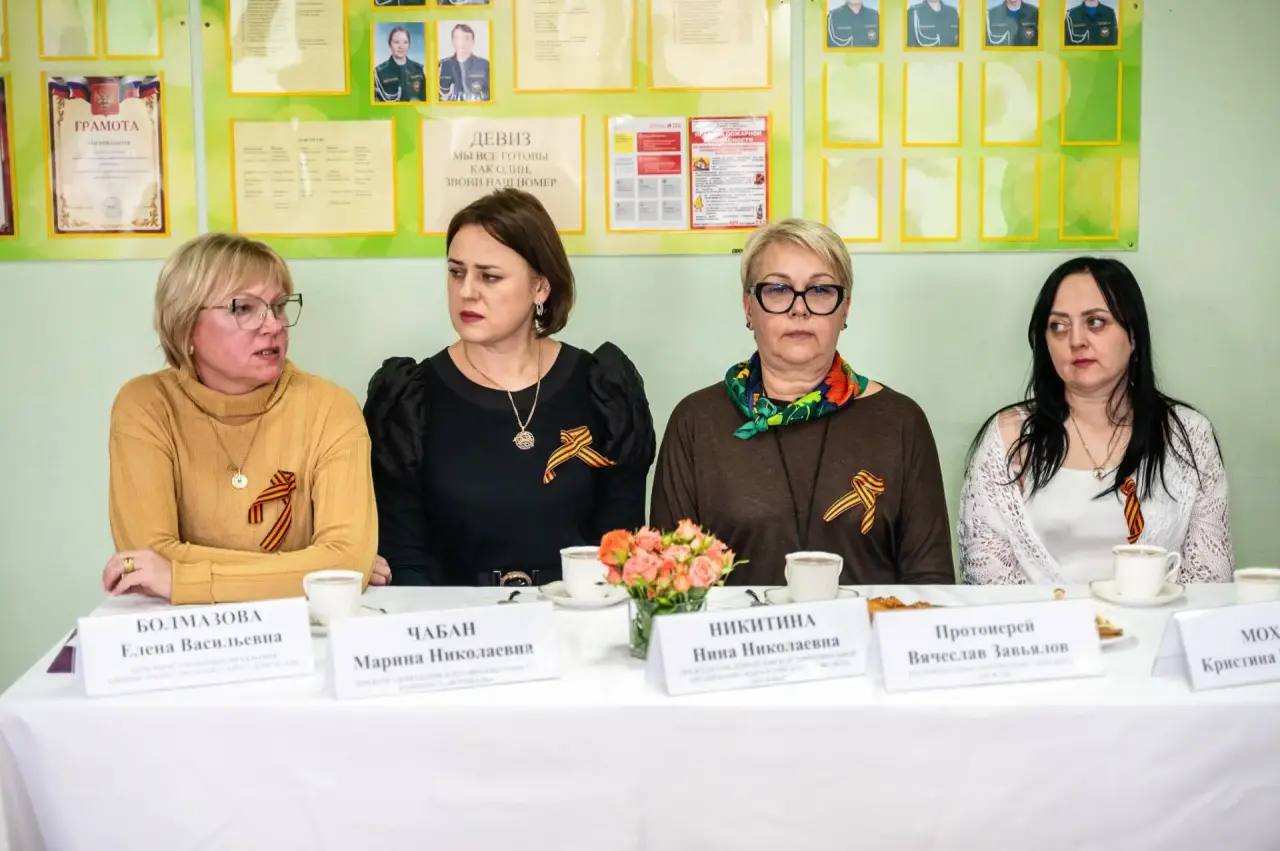 Два фронта одной силы: они учат детей и поддерживают героев Два фронта одной силы: они учат детей и поддерживают героев