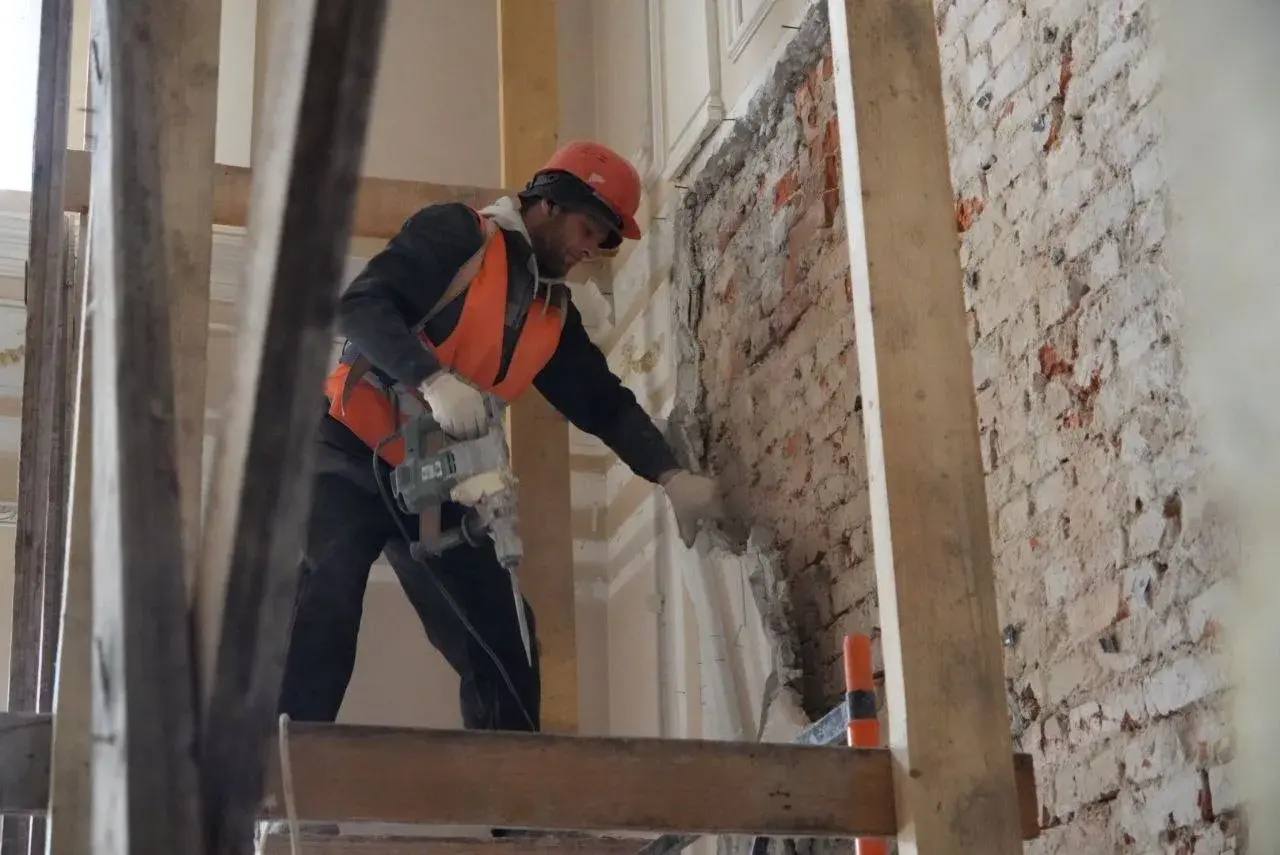 Во Дворце торжеств «Центральный» приступили к кровельным работам Во Дворце торжеств «Центральный» приступили к кровельным работам