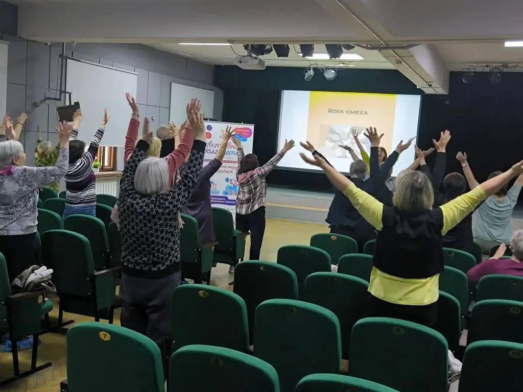 Подольские долголеты освоили йогу смеха — заряд бодрости и позитива