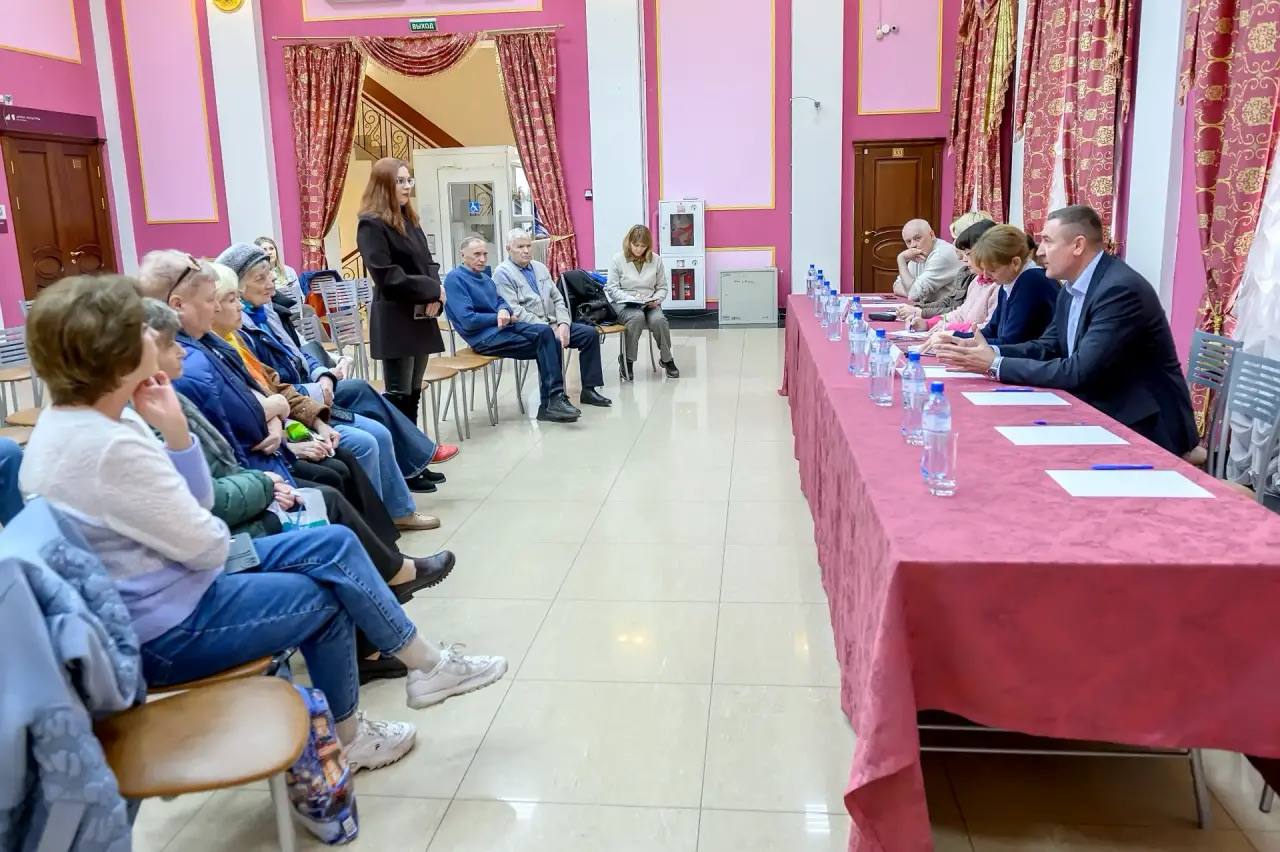 На выездной администрации по вопросам здравоохранения в посёлке Молодёжный ответили на вопросы жителей