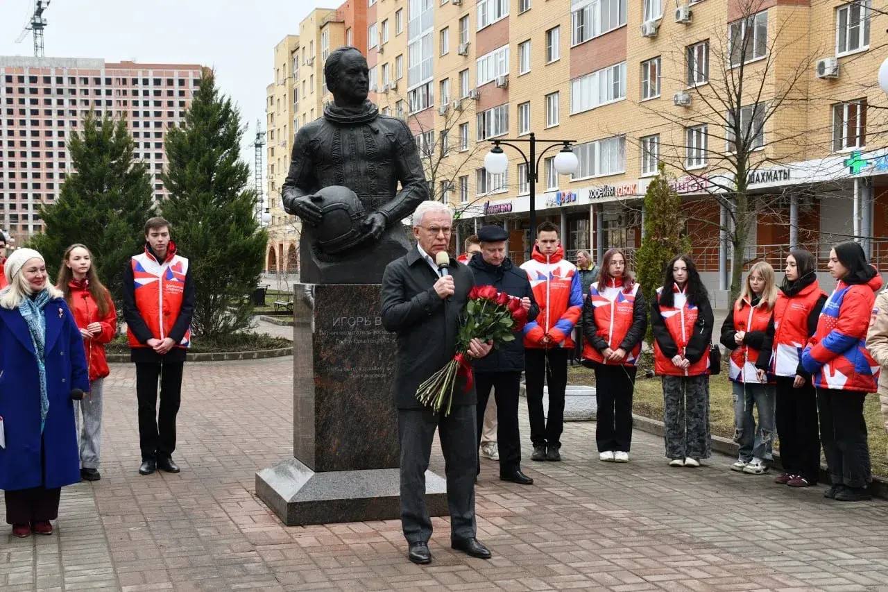 В Жуковском почтили память Героя Советского Союза, заслуженного летчика-испытателя СССР и летчика-космонавта Игоря Волка В Жуковском почтили память Героя Советского Союза, заслуженного летчика-испытателя СССР и летчика-космонавта Игоря Волка