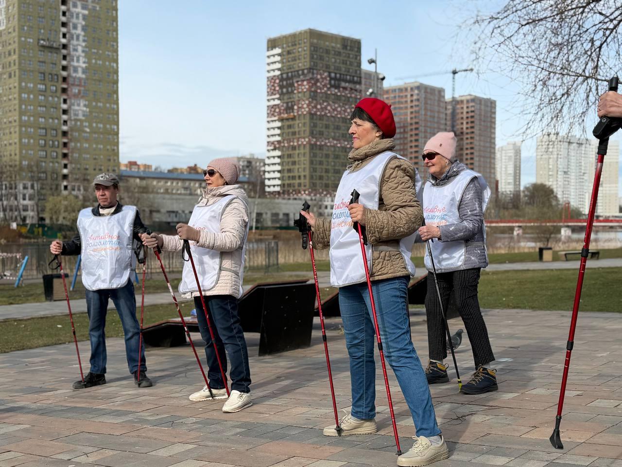 На регулярной основе три раза в неделю долголеты занимаются северной ходьбой, сообщили в Министерстве социального развития Московской области