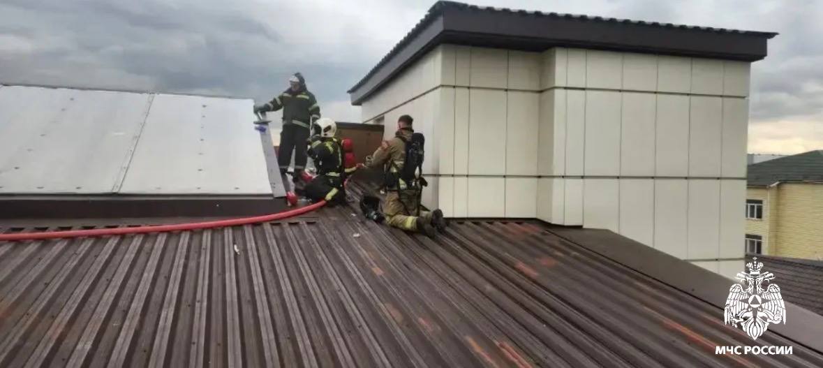 Огнеборцы тушат пожар в торговом центре Домодедова Огнеборцы тушат пожар в торговом центре Домодедова