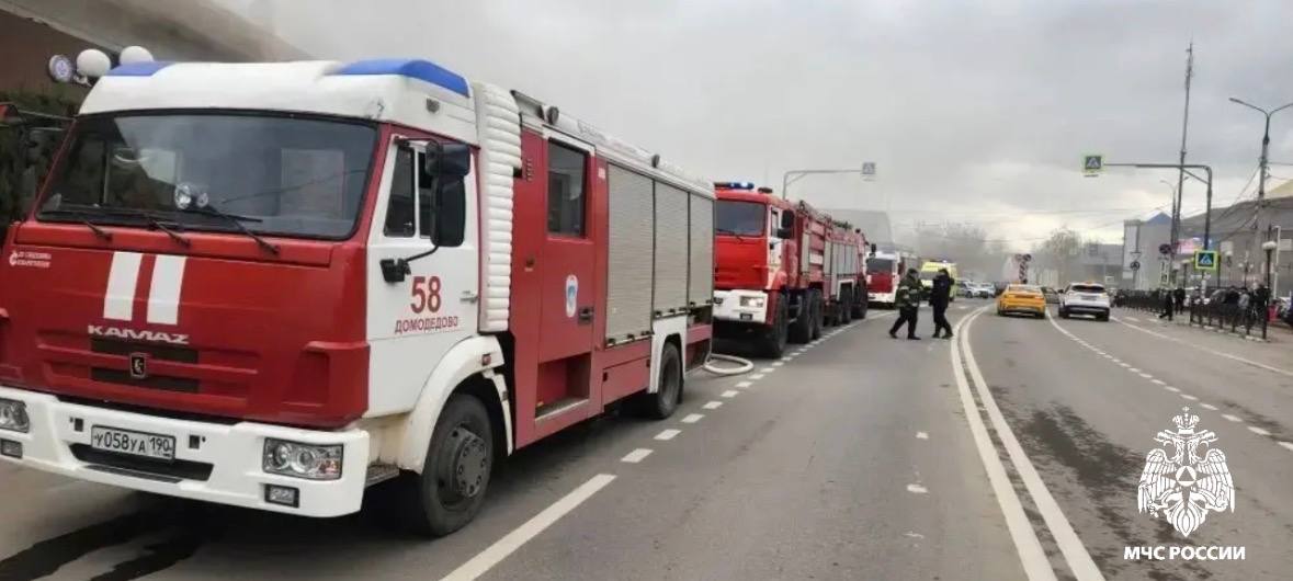 Огнеборцы тушат пожар в торговом центре Домодедова