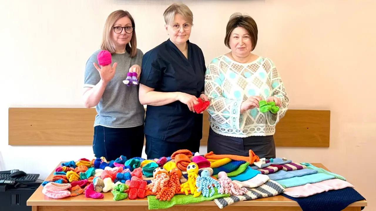 Вязаные вещи для недоношенных младенцев передали рукодельницы в роддом Люберец
