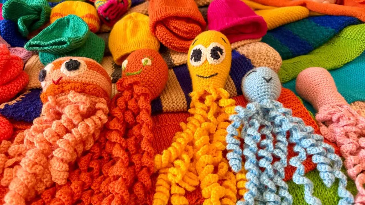 Вязаные вещи для недоношенных младенцев передали рукодельницы в роддом Люберец Вязаные вещи для недоношенных младенцев передали рукодельницы в роддом Люберец