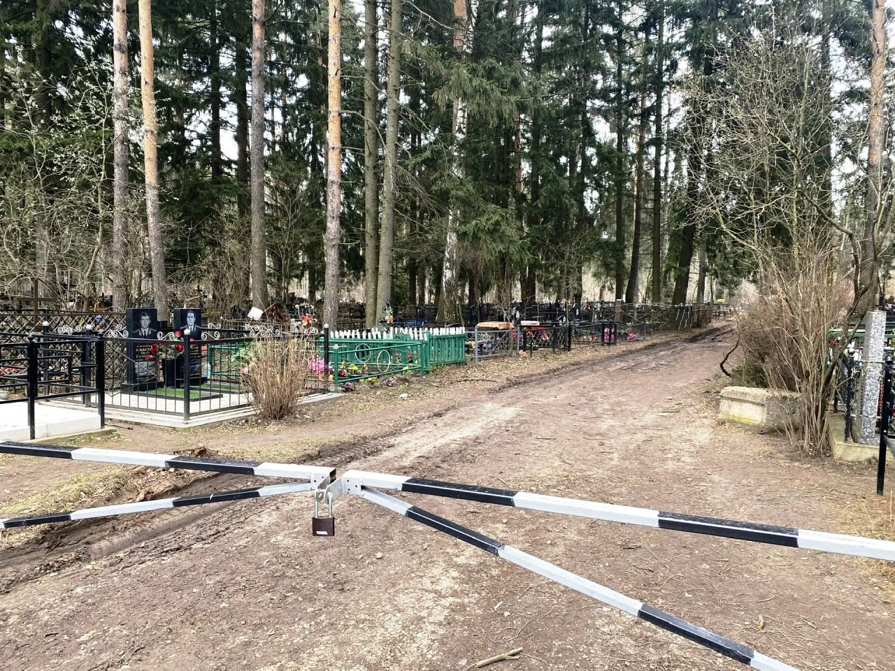 В рамках подготовки к православным праздникам - Пасхе и Радонице - глава округа Максим Красноцветов дал поручение привести в порядок все места захоронений В рамках подготовки к православным праздникам - Пасхе и Радонице - глава округа Максим Красноцветов дал поручение привести в порядок все места захоронений