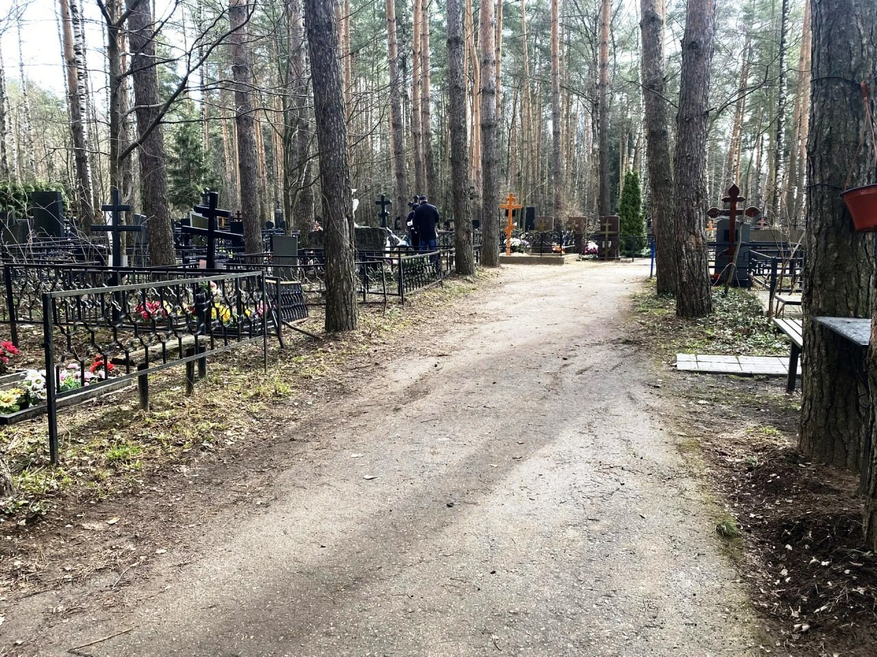 В рамках подготовки к православным праздникам - Пасхе и Радонице - глава округа Максим Красноцветов дал поручение привести в порядок все места захоронений В рамках подготовки к православным праздникам - Пасхе и Радонице - глава округа Максим Красноцветов дал поручение привести в порядок все места захоронений