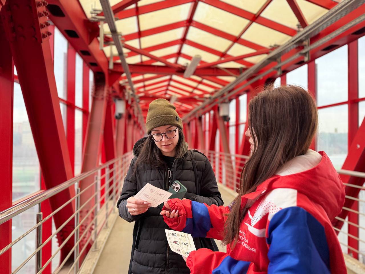 В Ленинском городском округе активисты движения «Волонтёры Подмосковья» провели информационную акцию «Безопасность на транспорте» на железнодорожной станции Расторгуево