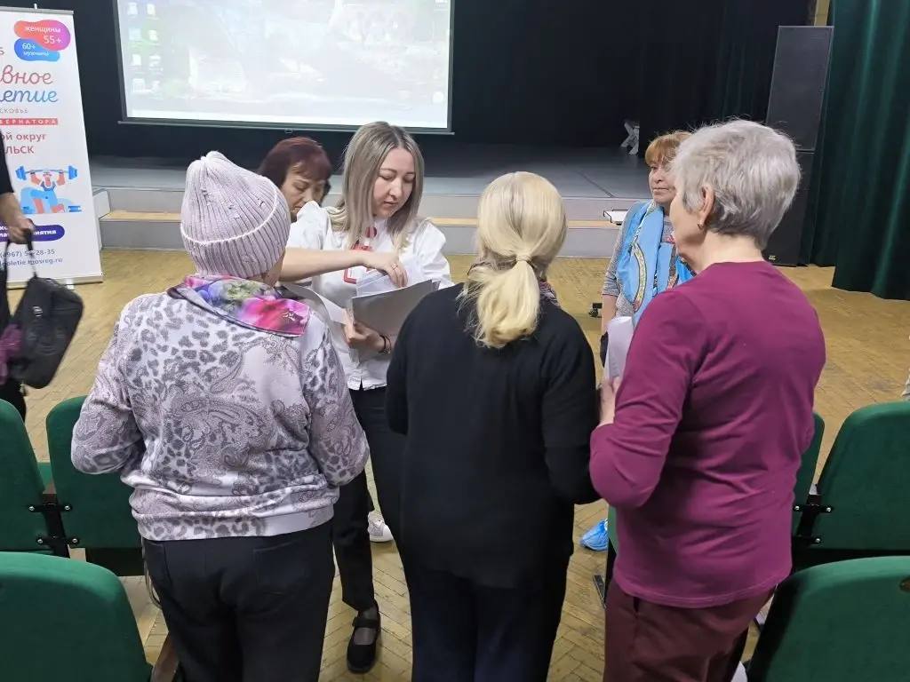 Подольские долголеты освоили йогу смеха — заряд бодрости и позитива Подольские долголеты освоили йогу смеха — заряд бодрости и позитива