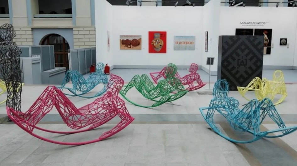 «Имитация секса»: россиян возмутили кресла-качалки в виде человеческого тела