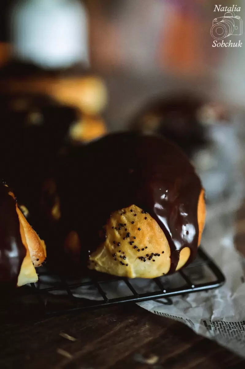 Очарование домашней выпечки: булочки с маком и вишней под шоколадом