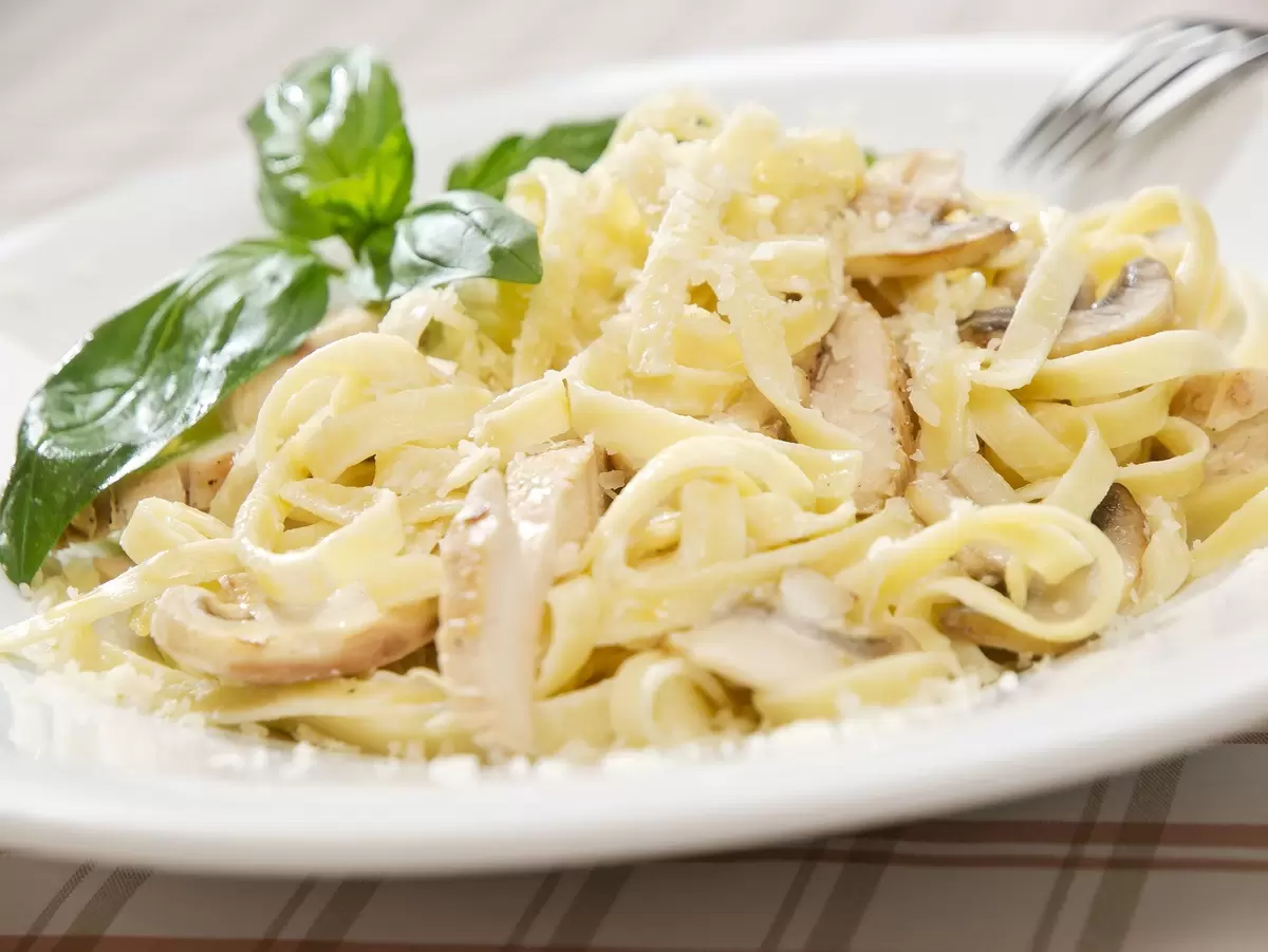 Паста с индейкой в сливочном соусе: быстро и вкусно
