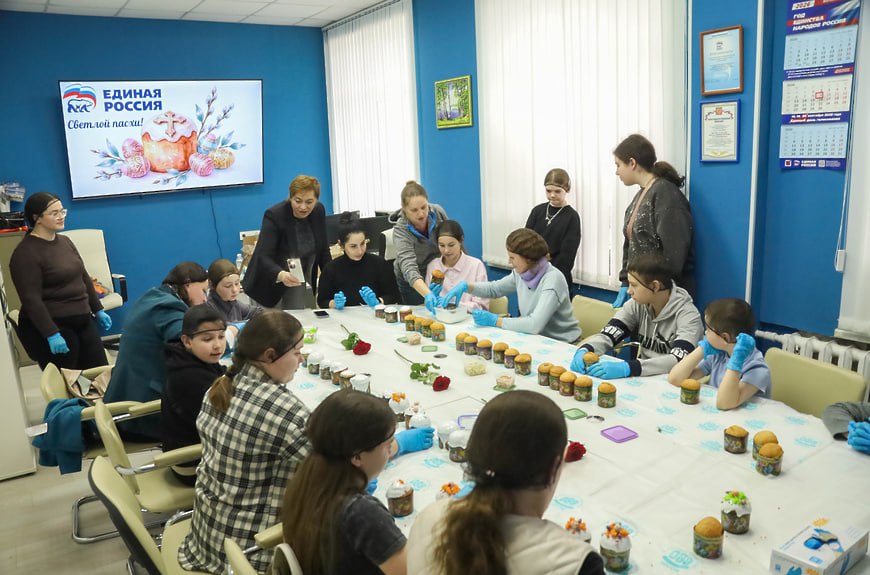 Семьи участников СВО украсили куличи для бойцов к Пасхе Семьи участников СВО украсили куличи для бойцов к Пасхе