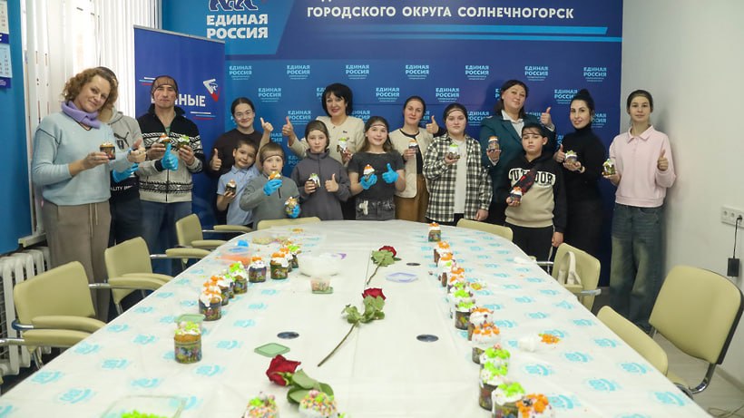 Семьи участников СВО украсили куличи для бойцов к Пасхе Семьи участников СВО украсили куличи для бойцов к Пасхе