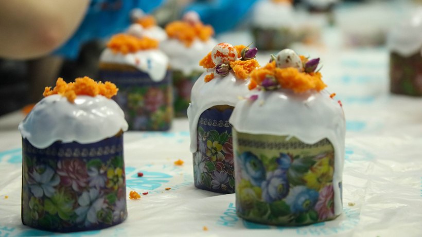 Семьи участников СВО украсили куличи для бойцов к Пасхе