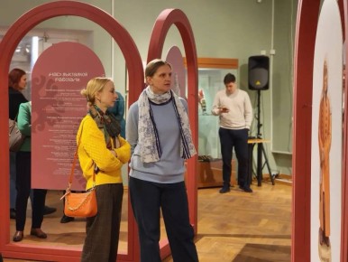 В Сергиево-Посадском музее-заповеднике открылась выставка «Занимательное путешествие по Евразии: исторические костюмы и народные типы в западноевропейской и русской гравюре XVIII–XIX веков»