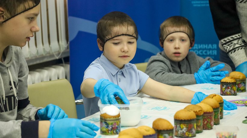 Семьи участников СВО украсили куличи для бойцов к Пасхе Семьи участников СВО украсили куличи для бойцов к Пасхе